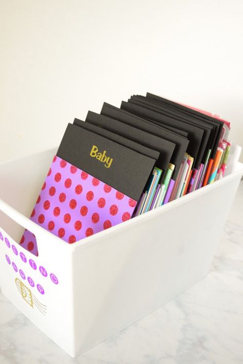 DIY Dollar Store Greeting Card File: Organize your greeting cards and always have a card ready for every occasion! Also makes a fun and unique wedding gift! Diy Stationery Holder, Diy Stationery Storage, Diy Stationery Organizer, Greeting Card Holder, Diy Card Box, Bridal Shower Favors Diy, Greeting Card Organizer, Greeting Card Storage, Greeting Card Display