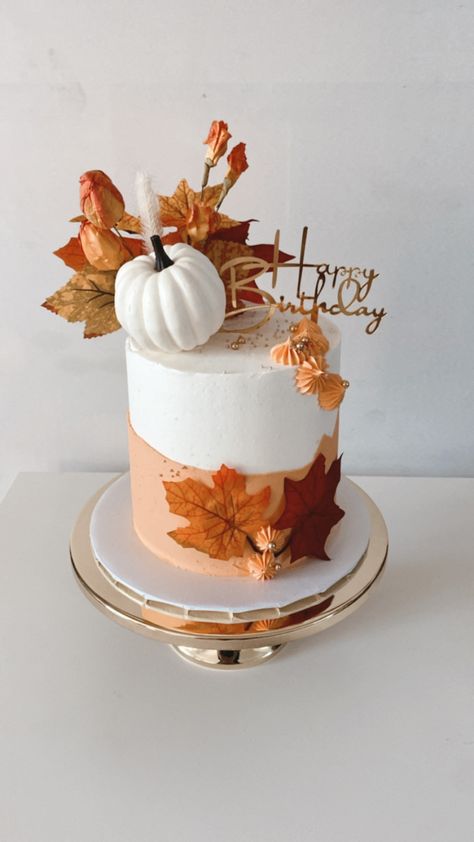 Fall Bday Cake Ideas, Fall Harvest Birthday Cake, 30th Birthday Fall Theme, Fall Cakes Birthday, Fall Birthday Theme Ideas, Cake Fall Decoration, Cake With Pumpkin Decoration, Fall Cake Birthday, Fall Birthday Ideas For Women