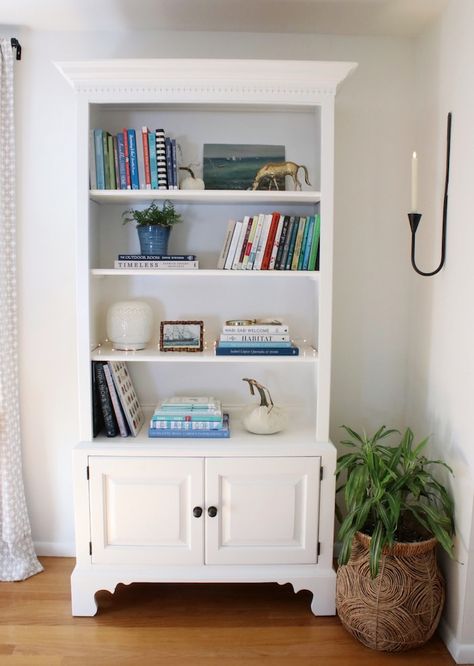 white-painted-wood-bookcase-simple-styling-decorating-ideas Painted Bookcase, Bookshelf White, Painting Bookcase, Painted Bookshelves, Wood Bookshelf, Dark Wood Cabinets, Wood Bookshelves, Wood Bookcase, Creative Storage