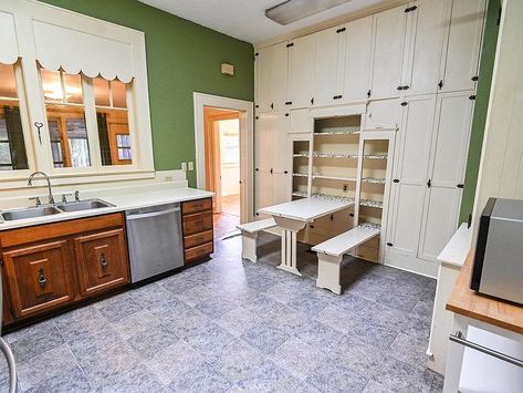 1910 Kitchen Design, Kitchen Using Old Furniture, 1900 Kitchen Design, 1910s Kitchen, Old Craftsman Style Homes, 1910 Kitchen, Kitchen Cabinets Open, Antique Wood Floors, Sears Homes