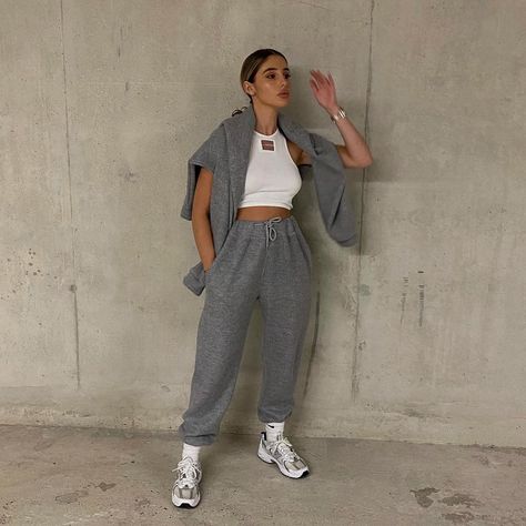 Tia Lineker, Grey Tracksuit, Tracksuit Outfit, Outfit For Travel, Joggers Track Pants, Joggers Outfit, Grey Joggers, Mode Fashion, College Outfits