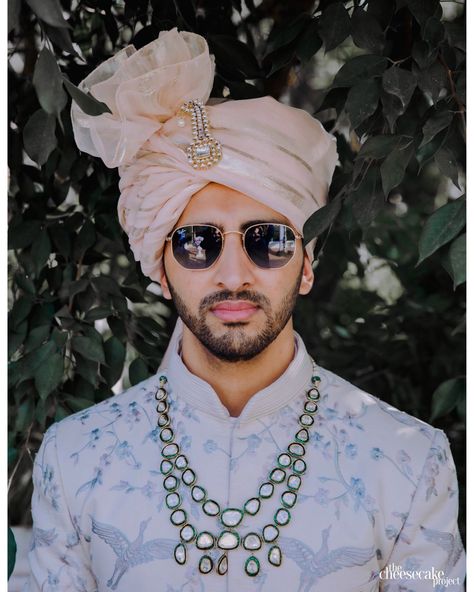 Grooms Who Wore A Pink Safa On Their Wedding Day And Nailed This Hue Groom Trends, Indian Groom Dress, Groom Dress Men, Indian Groom Wear, Wedding Dresses Men Indian, Groom Photoshoot, Groom Accessories, Wedding Sherwani, Wedding Outfit Men