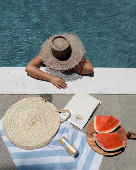 Relaxing By The Pool, Pool Vibes Aesthetic, Poolside Photoshoot Ideas, Poolside Aesthetic, Poolside Picnic, Lazy Pool, Swimming Pool Photography, Hotel Shoot, Pool Shoot