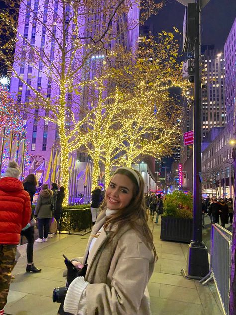 Nyc Winter Picture Ideas, New York Photo Ideas Christmas, Nyc Instagram Pictures Christmas, Nyc Christmas Instagram, Nyc Christmas Outfit, Christmas In New York Outfits, Nyc During Christmas Aesthetic, Christmas In Nyc Aesthetic Night, Christmas In America