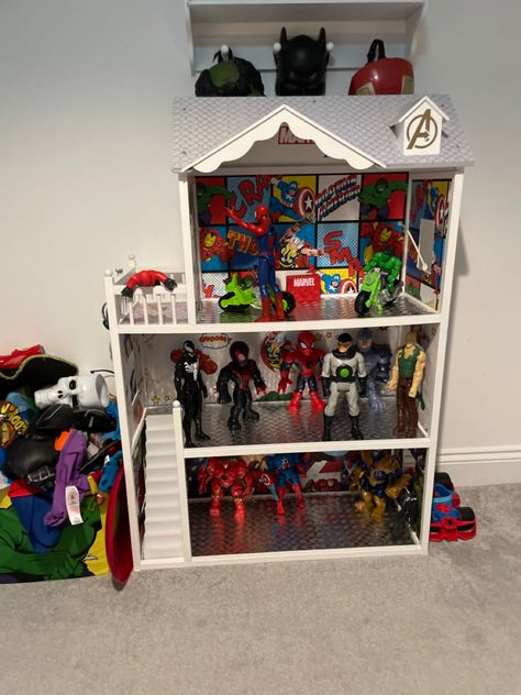 Spiderman Dollhouse, Marvel Dolls House, Marvel Decor Diy, Boys Dolls House Ideas, Boys Doll House, Superhero Playhouse, Superhero Dollhouse, Dollhouse For Boys, Boys Dollhouse