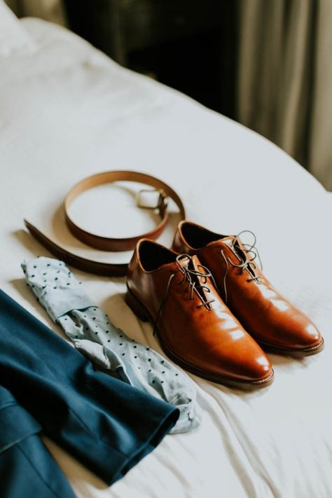 Groomsmen Wedding Photos, Groomsmen Getting Ready, Groom Photoshoot, Men's Wedding Shoes, Groom Accessories, Wedding Details Photography, Groom Shoes, Groom Getting Ready, Wedding Romantic