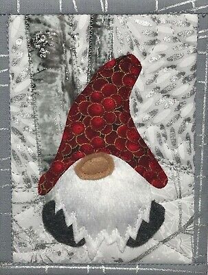 •Design by Beret Nelson. We also have a spring card pattern version available. Quilted Postcards, Applique Art, Bull Design, Basic Quilt, Quilting Designs Patterns, Start Quilting, Fabric Postcards, Fabric Cards, Beginner Quilt Patterns