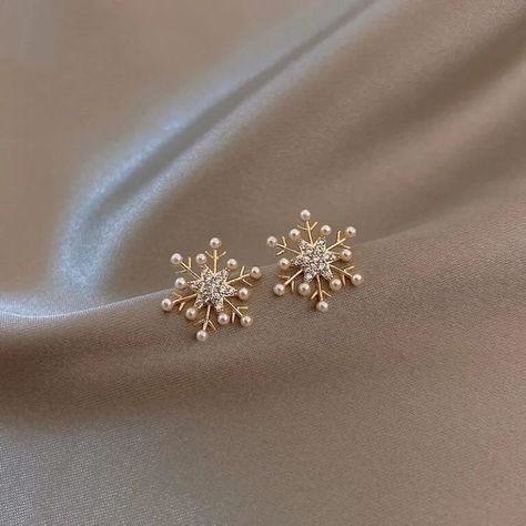 قلادات متدلية, Simple Gold Earrings, New Gold Jewellery Designs, Gold Earrings Models, Bridal Jewelry Vintage, Pretty Jewelry Necklaces, Gold Jewelry Stores, Indian Jewellery Design Earrings, Womens Earrings Studs