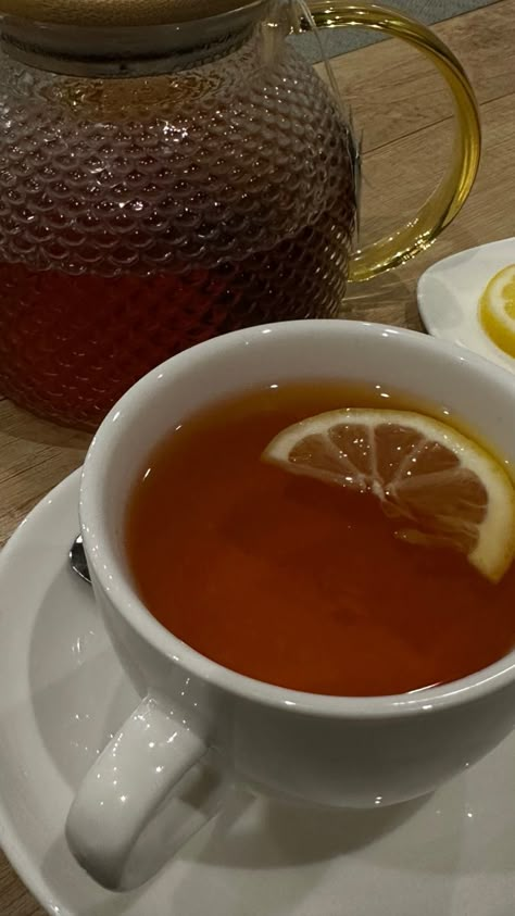 Lemon Tea Aesthetic, Tea Story Instagram, Thé Aesthetic, Cup Of Tea Aesthetic, Tea Snapchat, Lemon Tea Cup, Tea Burn, Healthy Lunch Snacks, Drink Aesthetic