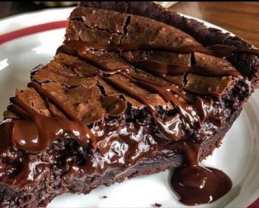 Decadent Gooey Brownie Pie Brownie Pie Recipe, Vegan Pie Crust, Brownie Pie, Easy Family Recipes, Gooey Brownies, Molten Lava Cakes, Chocolate Pie, Fudge Sauce, Chocolate Pies