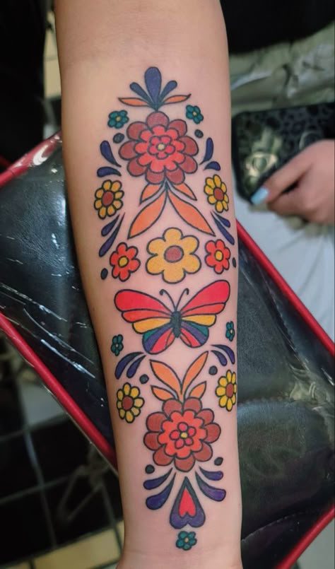 Traditional Floral Tattoo Sleeve, 70s Inspired Tattoos, 70s Tattoo, Hippie Flower Tattoos, 70s Tattoo Ideas, Unique Half Sleeve Tattoos, Floral Back Tattoos, Hippie Tattoo, Rainbow Tattoos