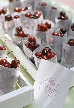 We love these cherry party favours. So pretty and healthy as well! #ThePromiseAU Favor Display, Handmade Party Favors, Summer Wedding Favors, Party Deco, Diy Summer, Favors Diy, Diy Wedding Favors, Martha Stewart Weddings, Fruit In Season