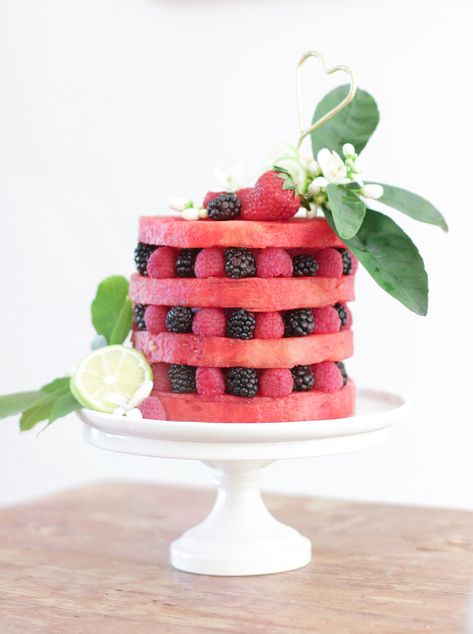 Cake Made From Fruit, Birthday Fruit Cake, Fruit Birthday Cake, Fruit Cake Design, Melon Cake, Sommer Mad, Fresh Fruit Cake, Cake Friends, Fruits Decoration