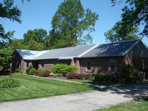 12 Stunning Brick House with Metal Roof Ideas – JimenezPhoto Black Metal Roof Brick House, Red Brick Ranch Exterior, Red Brick Ranch, Ranch Architecture, Orange Brick Houses, Metal Shingle Roof, Ranch Makeover, Black Metal Roof, Metal Roof Houses