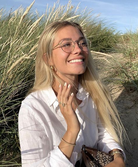 Blonde With Glasses, Glasses Inspiration, Trendy Glasses, Cute Glasses, Brown Blonde Hair, Wearing Glasses, Blonde Women, Girls With Glasses, Day At The Beach