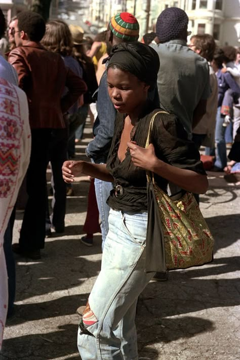 32 Fascinating Pics That Defined Californian Street Fashion in the Mid-1970s ~ Vintage Everyday 60s Fashion Vintage, 70s Photos, California Fashion, Disco Style, 60s And 70s Fashion, Golden Gate Park, Model Aesthetic, Famous Girls, Vintage Spring