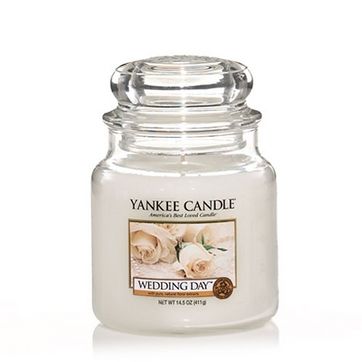 Wedding Day™ Weird Candle Scents, Weird Candles, Yankee Candle Scents, Candle Reading, Modern Bridesmaid, Yankee Candles, Fragrant Candles, Candle Wedding, Viria