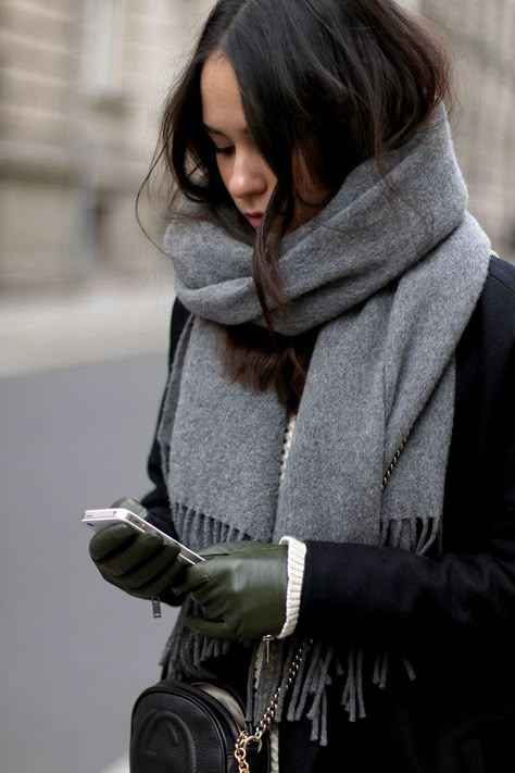 teetharejade Outfit: Winter Uniform » teetharejade Outfits With Scarves, Minimalist Moda, Dress Like A Parisian, Winter Mode Outfits, Scarf Outfit, Paris Mode, Dapper Style, Paris Dresses, Mode Casual