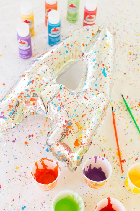 DIY SPLATTER PAINT BALLOONS Balloon Crafts For Kids, Painted Balloons, Paint Balloons, Art Snacks, Creative Bridal Shower Ideas, Art Themed Party, Confetti Party Decorations, Painting Birthday Party, Balloon Painting