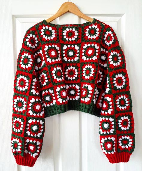 I'm a bit late posting this, but here's the cropped granny square Christmas jumper I made for myself! 😄🎄 it took a good while to make, but… Crochet Christmas Jumper, Granny Square Christmas, Fall Crochet Projects, Granny Square Projects, Spiritual Fashion, Chunky Crochet Blanket, Crochet Winter Hats, Fall Crochet, Fall Crochet Patterns