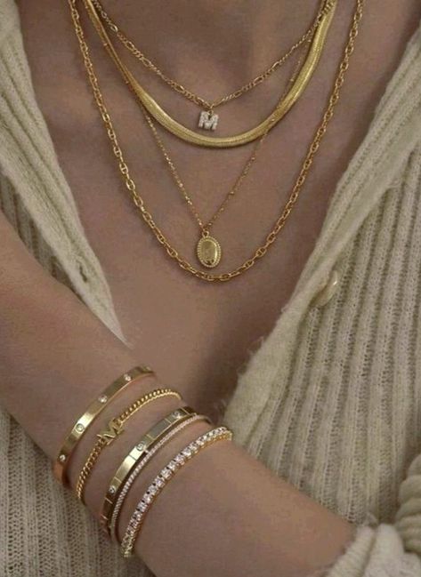 Jewelry Aesthetic Gold, Simplistic Jewelry, Xoxo Jewelry, Jewelry Stack, Geometric Bangle, Aesthetic Gold, Jeweled Bag, Preppy Jewelry, Gold Necklace Simple