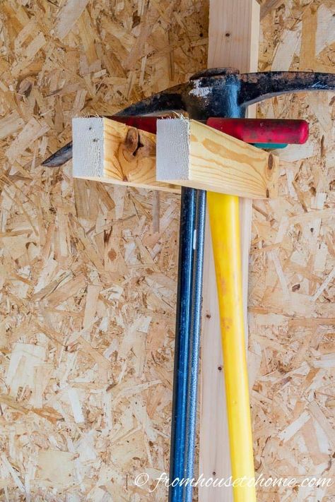 Hang garden tools on the shed wall using simple 2x4's. Click through to find more clever DIY garden tool storage ideas #fromhousetohome #gardentools #gardeningtips #storagetips #organizing #storageideas #backyardlandscaping Garden Tool Storage Ideas, Organize Garden Tools, Tool Shed Organizing, Tool Storage Ideas, Garden Tool Rack, Storage Shed Organization, Garden Tool Organization, Shed Organization, Garden Tool Shed