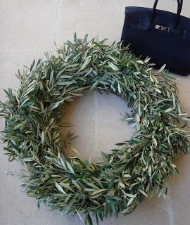 MaiTai's Picture Book: How to make an olive wreath Olive Branch Garland, Olive Branch Wreath, Olive Wedding, Living Wreath, Olive Wreath, Door Wreaths Diy, Christmas Interiors, Diy Advent Calendar, Branch Decor