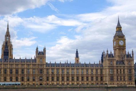 Houses of Parliament afternoon tea - enjoy warm scones and champagne as Big Ben tolls overhead. A favourite London experience. Game Night Ideas Family, Houses Of Parliament London, London Houses, London Landmarks, London Bars, Soho London, Famous Buildings, Hong Kong Travel, London Food