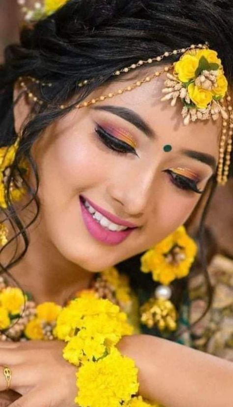 Haldi Makeup Look Simple, Haldi Makeup Look, Haldi Makeup, Haldi Shoot, Ayeza Khan Wedding, Haldi Bride, Haldi Photoshoot, Easy Eye Makeup Tutorial, Haldi Decoration