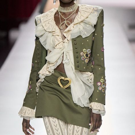 moschino ss24 Maximalist Minimalist, Ropa Upcycling, Mode Inspo, Costume Design, Couture Fashion, Beautiful Outfits, Runway Fashion, Moschino, Fashion Item