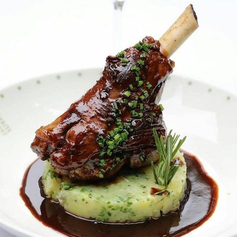 Gastronomic Food Recipes, Best Lamb Shank Recipe, Lamb Shank Recipe, Gourmet Food Plating, Food Plating Techniques, Lamb Shank, Elegant Food, Decorações Com Comidas, Bistro Food