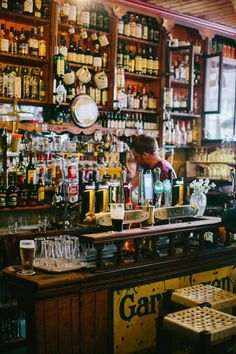 Are Ireland's pubs the best in the world? You decide… Irish Pub Decor, Ireland Pubs, Dingle Ireland, Irish Bar, Pub Interior, Pub Design, British Pub, Ireland Landscape, Pub Decor