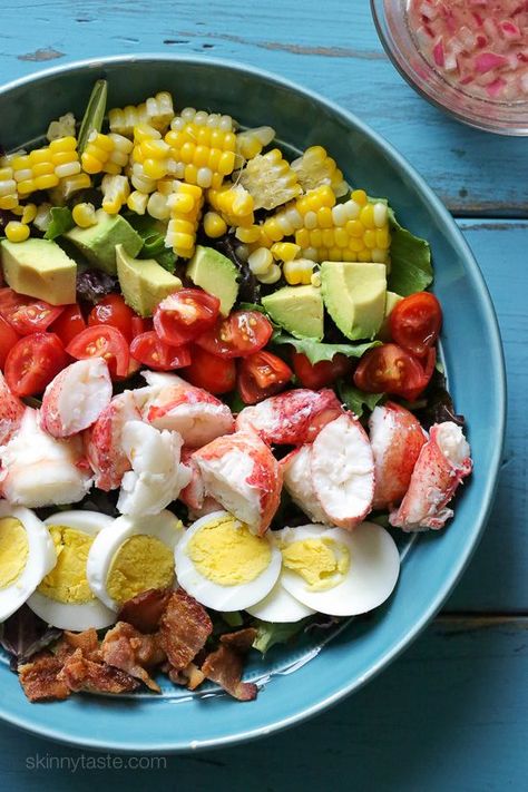 6 points -- A classic Cobb salad with a light summer twist. If you live on the coast like me and have access to fresh lobster, this salad is a must! If you’re worried about cooking a live lobster, many seafood stores will steam it for you. Crab or shrimp would also make an excellent substitution. Lobster Cobb Salad, Salad Cobb, Classic Cobb Salad, Live Lobster, Plats Healthy, Fresh Lobster, Resep Salad, Lobster Recipes, Seafood Salad