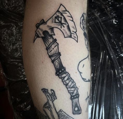 American Traditional Norse Tattoo, Norse Tattoo Axes, Battle Axes Viking Tattoo, Nordic Neck Tattoo, Braclet Tattoo, Machado Viking, Viking Tattoos For Men, Traditional Viking Tattoos, Fake Skin Tattoo