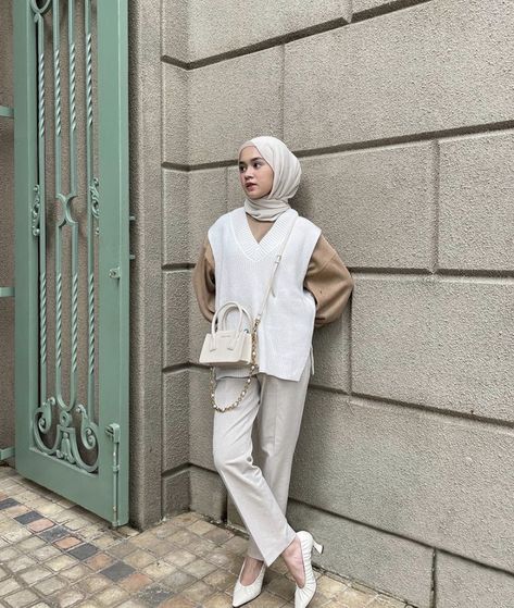 @ yurezalina Knitwear Vest Outfit Hijab, Ootd Vest Rajut, Vest Outfits For Women Hijab, Knitwear Fashion Hijab, Knitwear Outfit Hijab, Rajut Outfit, Knitwear Hijab, Ootd Vest, Korean Outfits Ideas