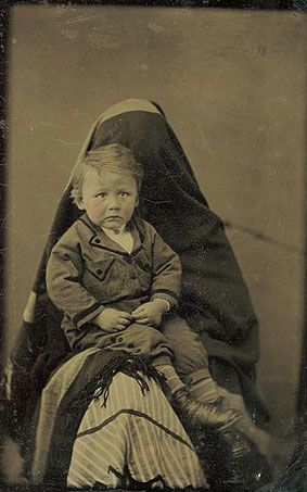 Vintage Bizarre, Images Terrifiantes, Victorian Photography, Mother Photos, Creepy Vintage, Mother Pictures, Creepy Photos, Creepy Images, Old Portraits