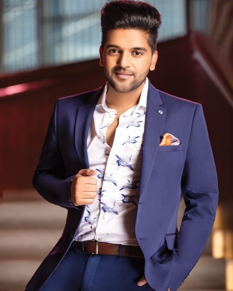 SLOWLY SLOWLY ❤️❤️ Get Ready for it 🔥 Guru Randhawa Pics, Guru Randhawa, Blazer Outfits Men, Love Guru, Magazine Man, Guru Pics, Best Dressed Man, Bollywood Music