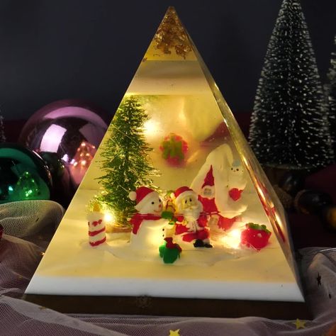 Christmas Resin Crafts, Christmas Pyramid, Christmas Resin, Resin Crafts Tutorial, Resin Art Painting, Resin Jewelry Diy, Epoxy Resin Crafts, Epoxy Resin Art, Diy Resin Art