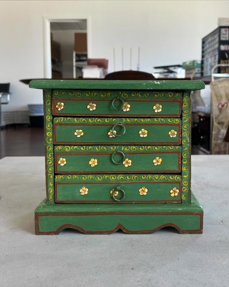 jewelry box tour ࿐ ࿔*:･ﾟ Small Jewelry Box Makeover, Jewelry Chest Makeover, Painted Wood Box Ideas, Homemade Jewelry Box Ideas, Painted Box Ideas Simple, Jewelry Boxes Ideas, Jewelry Box Painting Ideas, Diy Jewlery Box, Jewelry Box Aesthetic