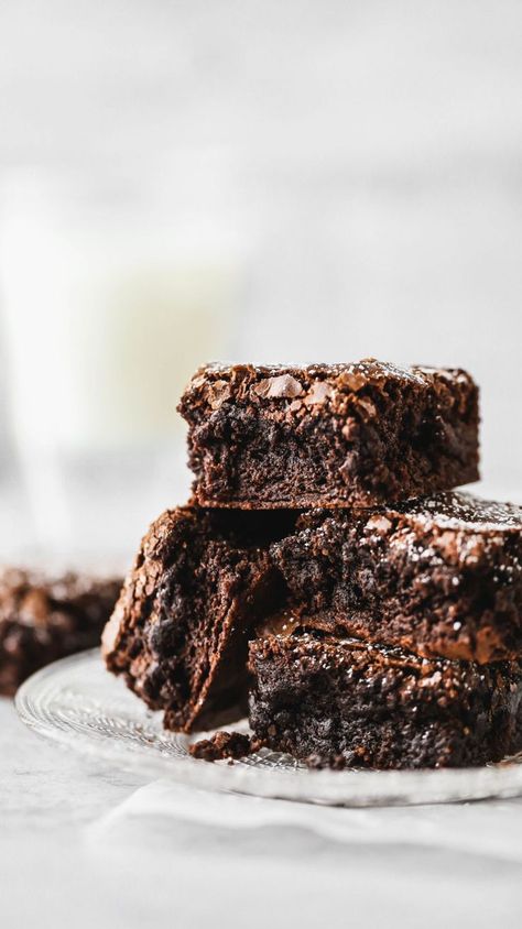 These homemade chocolate brownies are like the gourmet version of boxed brownies with the same exact texture but more flavor. They definitely live up to the name of better than boxed brownies! #chocolatebrownies #homemadebrownies #brownierecipes #butternutbakery Homemade Fudge Brownies, Brownies Decorados, Boxed Brownies, Brownies Cheesecake, Homemade Chocolate Fudge, Gluten Free Brownies Recipe, Cookie Dough Cake, Ibs Recipes, Frozen Coffee