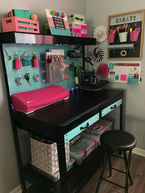 Dream Craft Room, Craft Room Design, Scrapbook Room, Diy Craft Room, Craft Desk, Craft Area, Office Crafts, Craft Room Storage, Craft Room Office