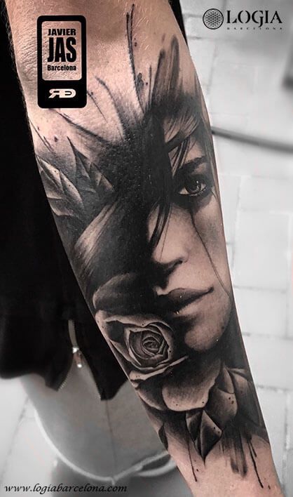 Tatuaje en el antebrazo rosa y rostro de mujer realista blackwork. Tattoo realizado por el tatuador Javier Jas en el estudio de tatuajes Logia Tattoo Barcelona. Tattoo Brazo Mujer, Girl Face Tattoo, E Tattoo, Face Tattoos, Feather Tattoos, Cover Up Tattoos, Tattoo Sleeve Men, Trendy Tattoos, Beauty Tattoos