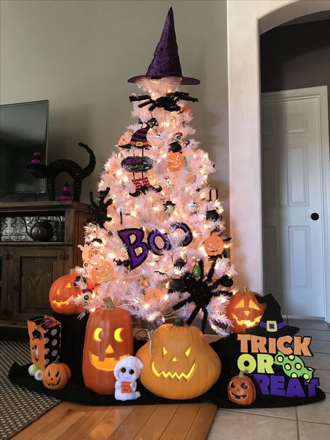 Small Halloween Tree Ideas, Halloween Theme Christmas Tree, Halloween Xmas Tree Decorations, Diy Halloween Trees Ideas, White Halloween Tree, Halloween Christmas Tree Ideas, Halloween Trees Ideas, Easter Christmas Tree, Halloween Crafts Diy Projects