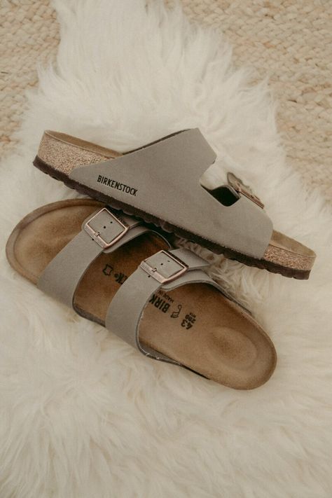 beige birkenstocks Birkenstock Men, Shoes Wallpaper, Type Shi, Chunky Sandals, Kaia Gerber, Birkenstock Sandals, Stockholm Fashion, Comfy Fashion, Birkenstock Shoes