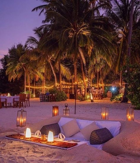 Dream Dates, Miami Vacation, Beach Dinner, Eilat, Beach Date, Romantic Picnics, Beach Cafe, Tropical Resort, Romantic Beach