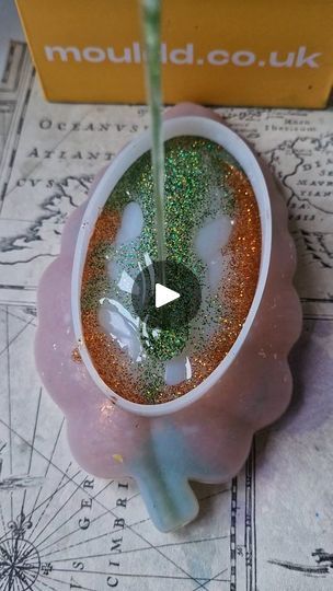 Resin Pens, 50k Views, Glitter Leaves, Resin Tumblers, Resin Pour, Resin Coasters, Diy Coasters, Diy Resin Crafts, Resin Diy