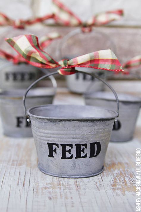 Ideas for DIY Rustic Christmas Ornaments Tiny Metal Feed Buckets. Use small tin galvanized metal buckets from Michaels to make these farm themed ornaments. Western Ornaments Diy, Western Christmas Tree Ideas, Cowboy Christmas Decorations, Cowboy Christmas Tree Ideas, Western Christmas Ornaments, Diy Rustic Christmas Ornaments, Western Ornaments, Country Ornaments, Holiday Hoedown