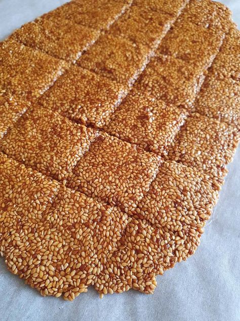 Pasteli -The Ancient Greek Energy Bar - Desserts Ancient Greek Food, Greek Snacks, Grilled Cheese Recipes Gourmet, Bars Recipes Healthy, Greek Breakfast, Greek Recipes Dessert, Greek Pastries, Greek Cookies, Mason Jar Desserts