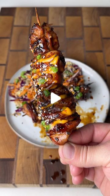 Food Recipes Korean, Chicken On Skewers, Bbq Chicken Skewers, Homemade Sriracha, Korean Bbq Chicken, Marinated Chicken Thighs, Wooden Skewers, Instagram Korean, Kabob Skewers