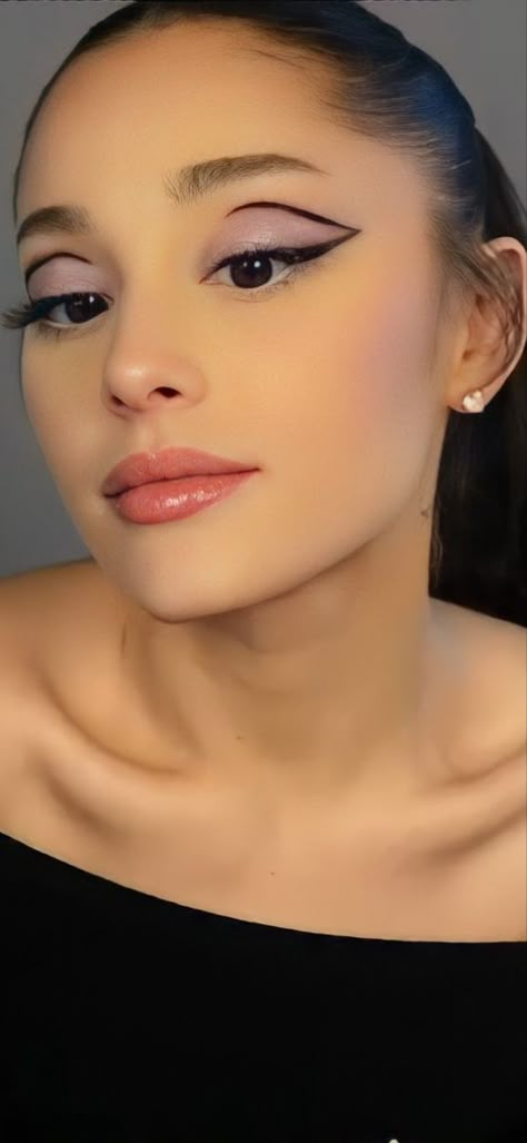 Ariana Grande Eyeliner, Ariana Grande Eyes, Ariana Grande Makeup Tutorial, Soft Girl Makeup, Ariana Grande Makeup, Rem Beauty, Ariana Grande Images, Ariana Grande Album, R E M Beauty